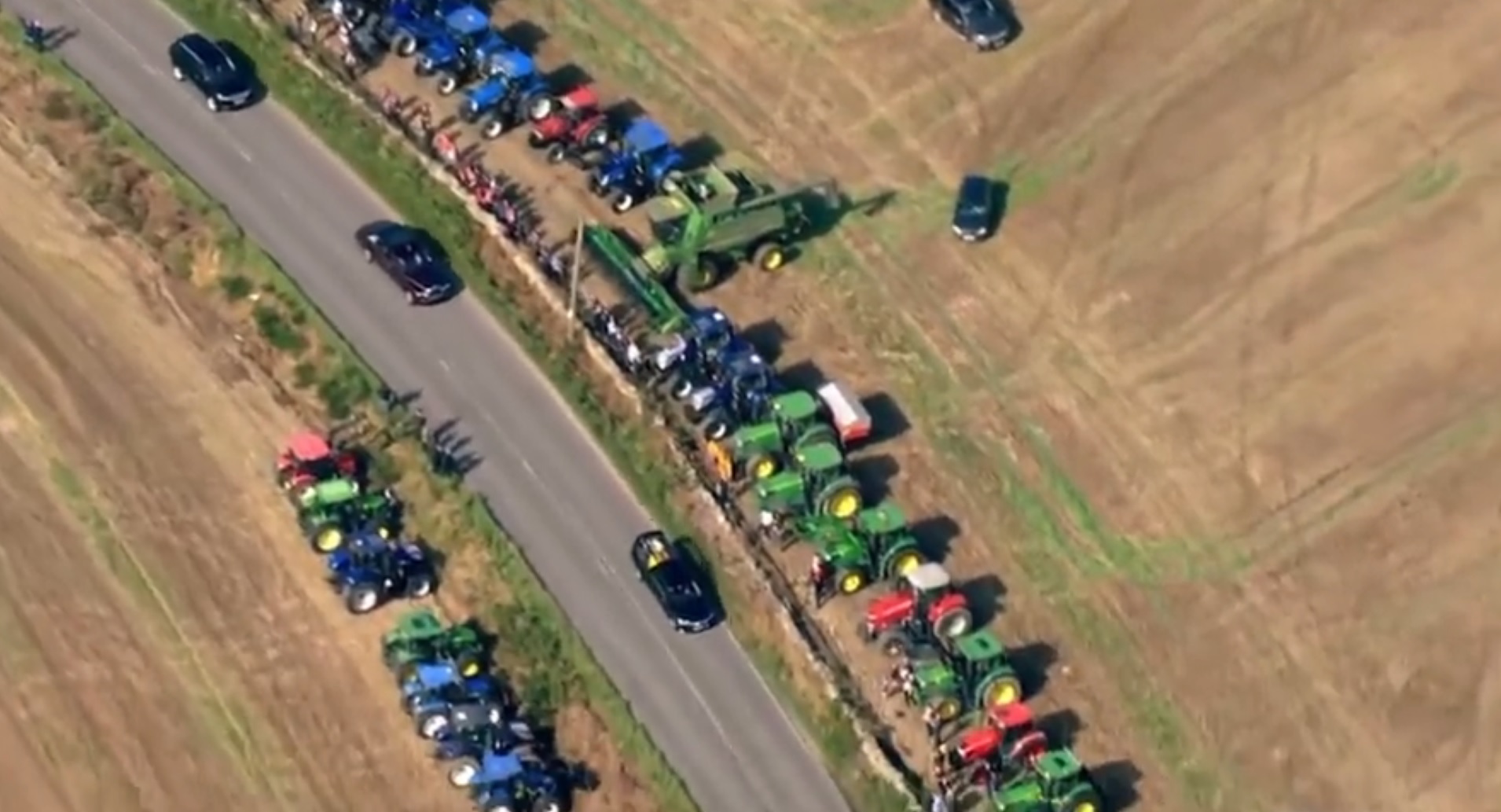 農民將拖拉機排一列，向女王致敬。（翻攝@RoyalCentral推特影片）