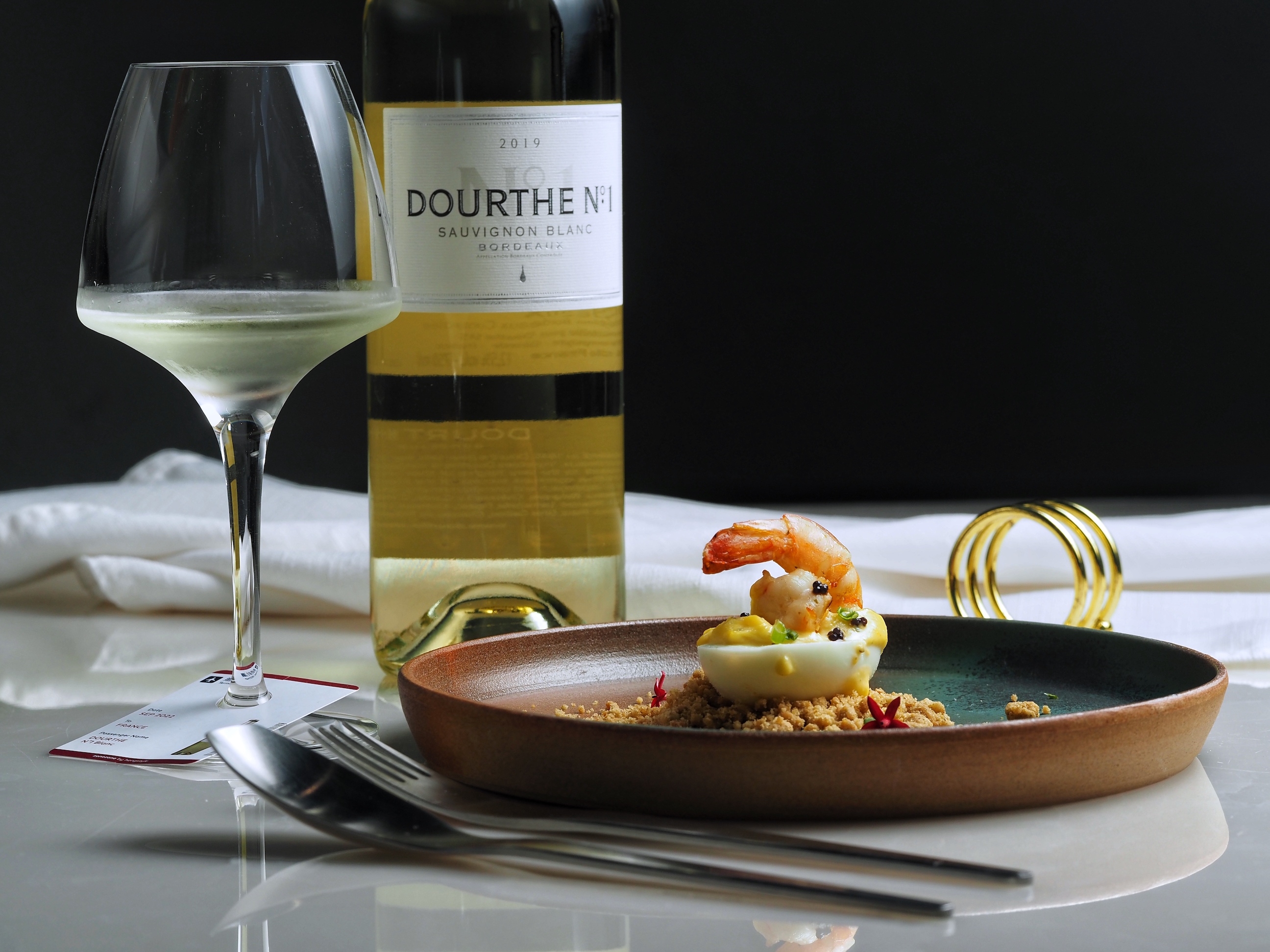 恆隆行概念店「zonezone」9月推出期間限定的「第酒航廈」餐酒企畫，提供偽出國的味蕾體驗。