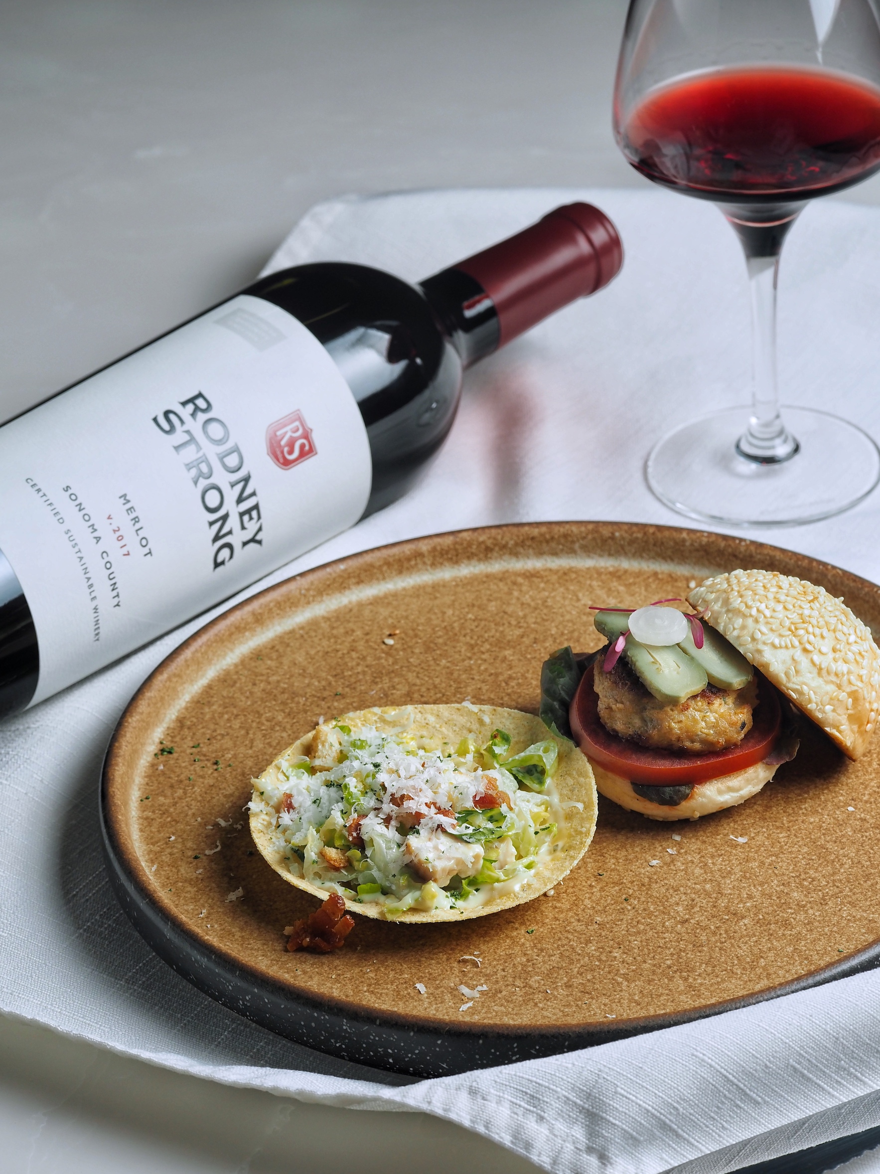 「迷你小漢堡 凱薩綜合生菜TACO」做成小點，直率外多點精緻感，「索諾瑪系列梅洛紅酒」同樣很有直接的美式風格。