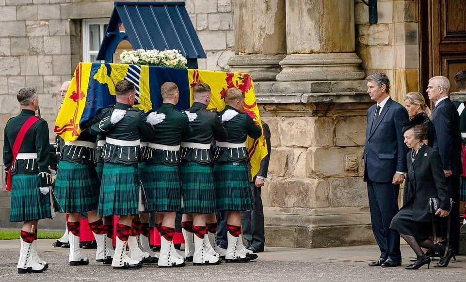 安妮長公主屈膝向母親致敬。(翻攝The British Royal 臉書)