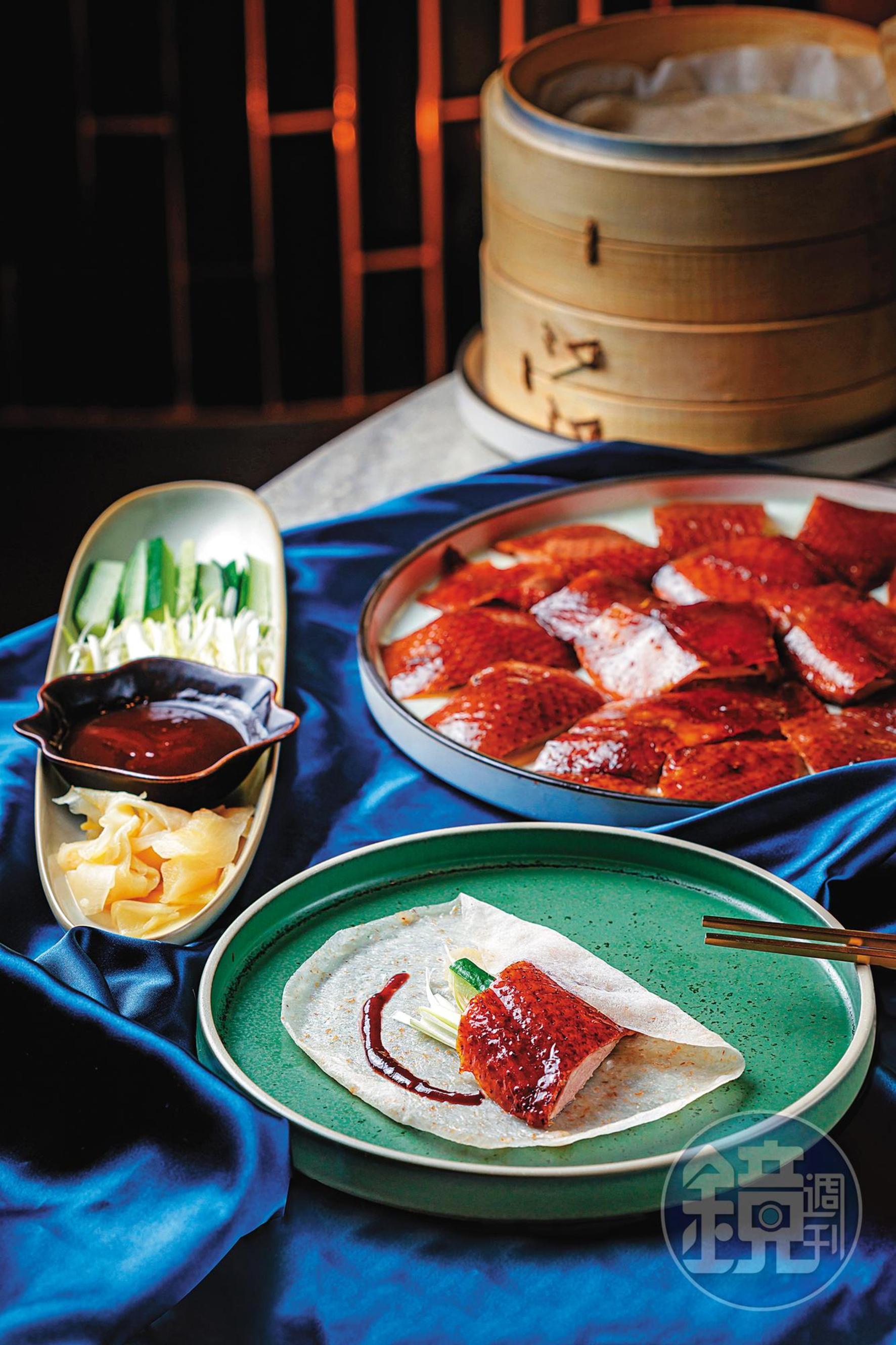 「華泰片皮鴨」採用連皮帶肉的廣式片法，搭配薑片和特製麵餅，吃得到鴨皮的香脆又有十足肉感。（2,780元／二吃）