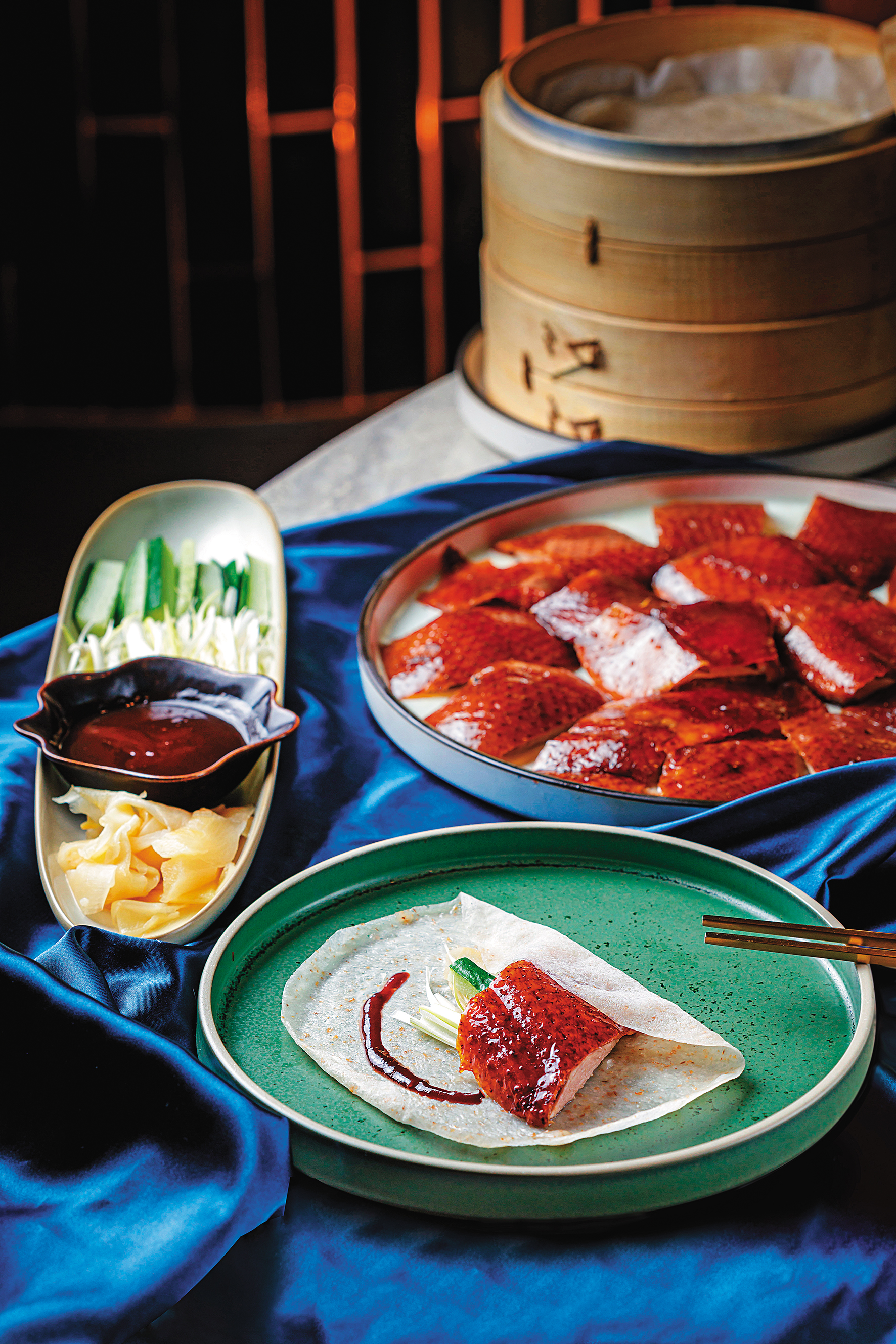 「華泰片皮鴨」採用連皮帶肉的廣式片法，搭配薑片和特製麵餅，吃得到鴨皮的香脆又有十足肉感。（2,780元／二吃）