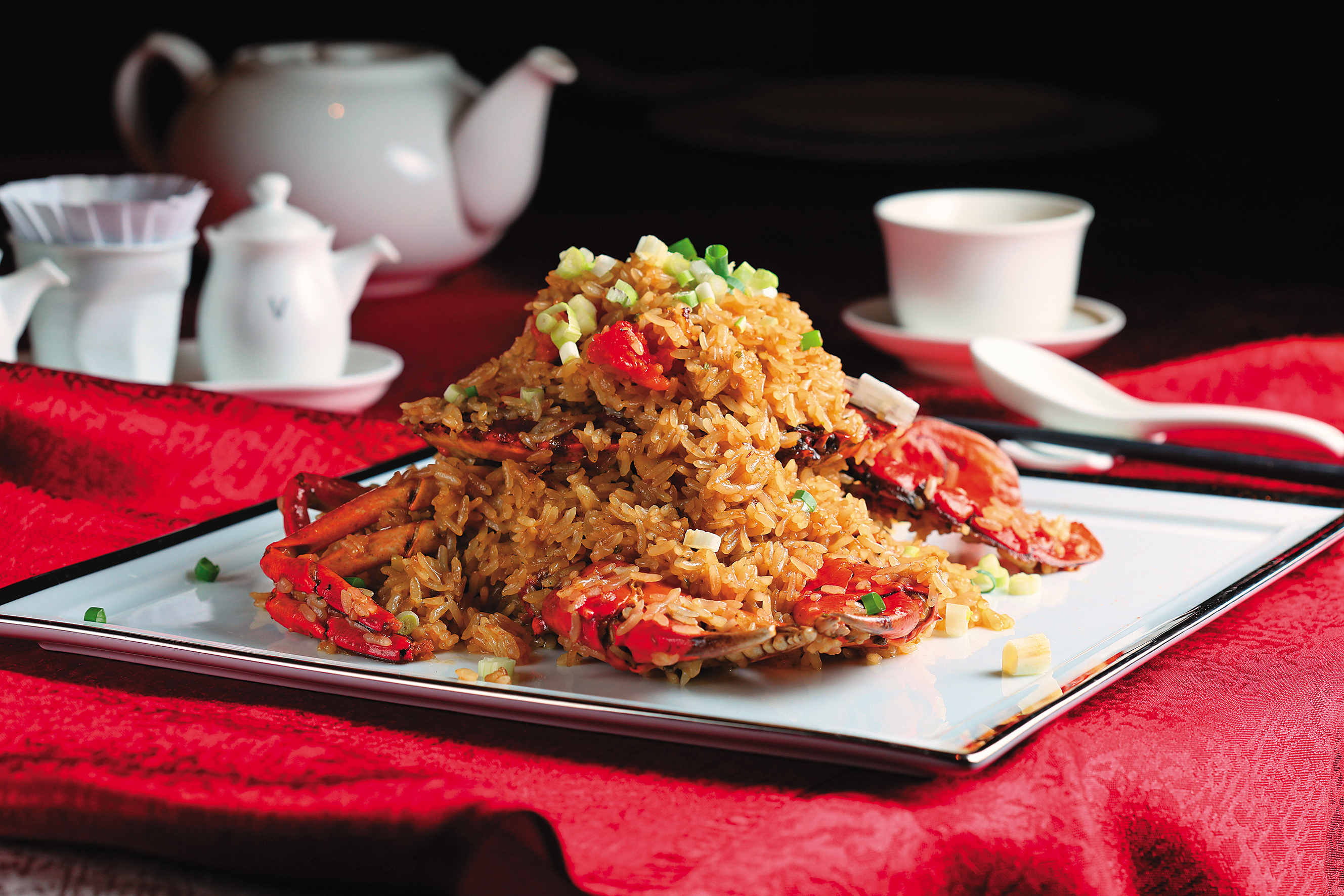 「沙母濃汁糯米飯」沙母重約1公斤，蟹膏精華煨入米粒，香醇引人回味。（3,680元／份）