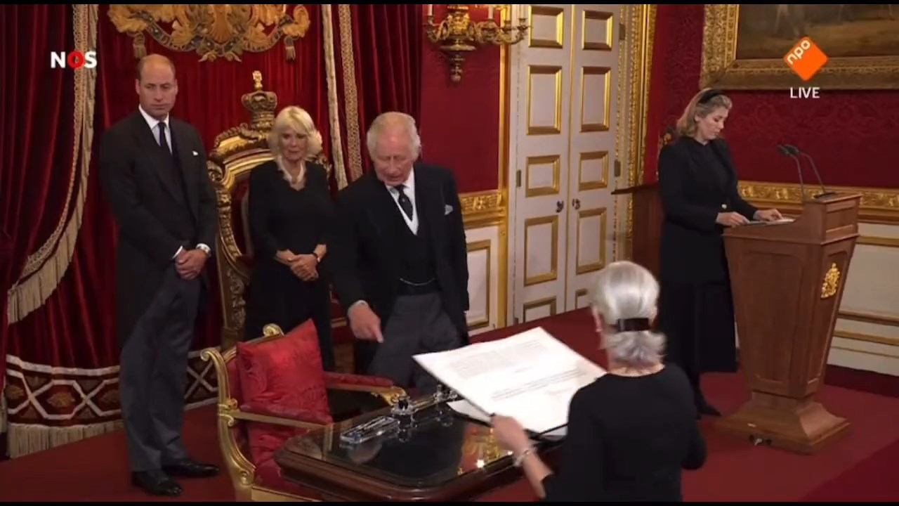 查爾斯當國王「頤指氣使」影片曝光！網友酸爆，威廉、卡蜜拉好尷尬。 （翻自推特）