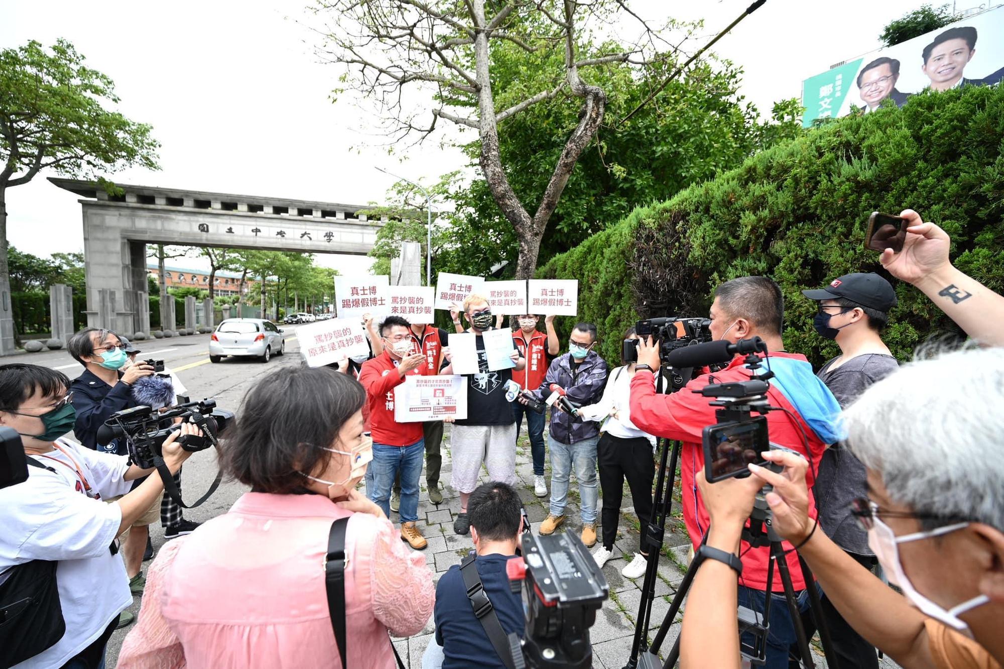 藍士博與四叉貓今上午在中央大學門口召開記者會,秀出鄭寶清論文疑似抄襲的證據。(藍士博提供)