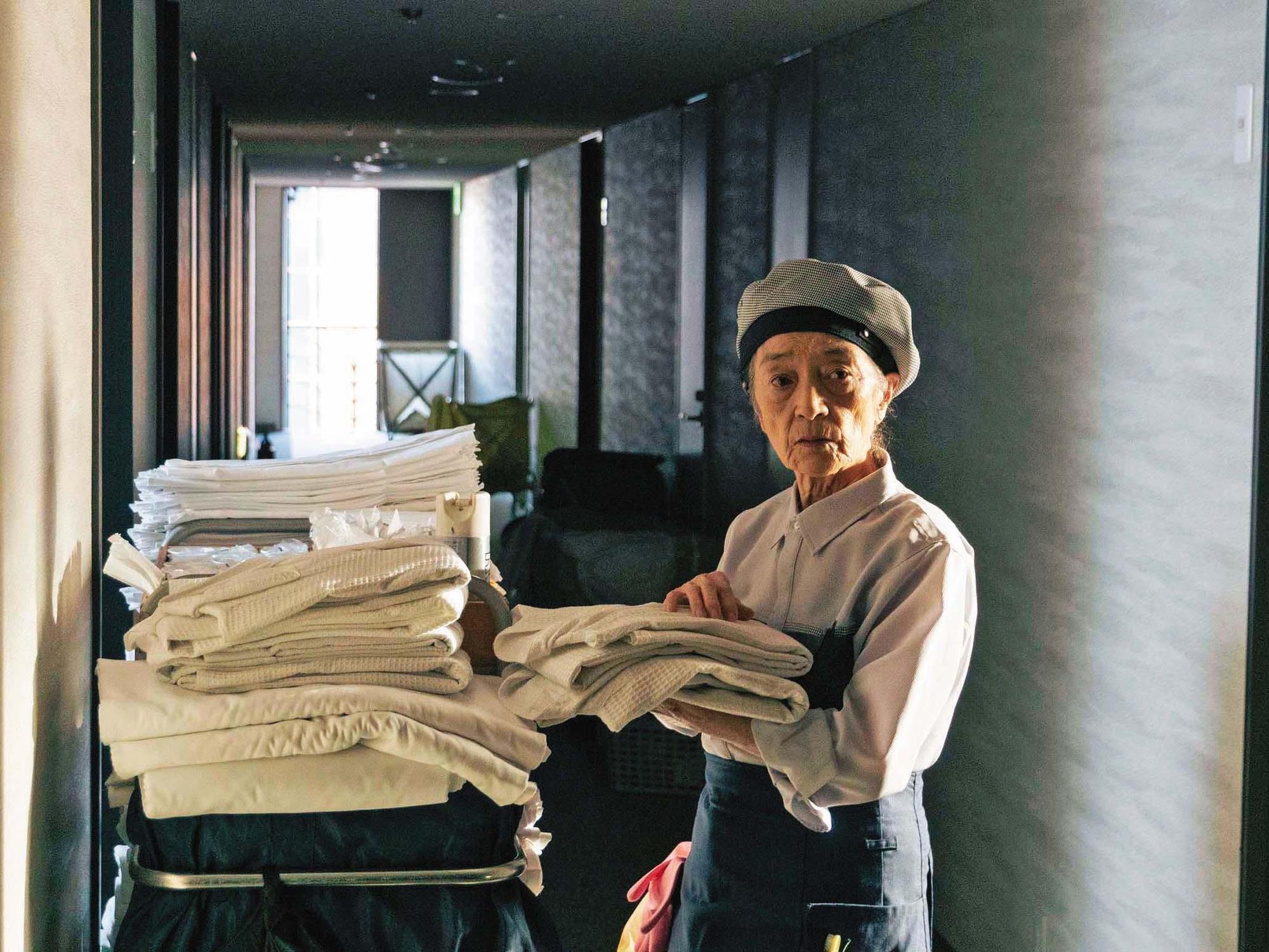 在旅館擔任房務的78歲獨居老人被資遣,不得已之下接受政府自願安樂死計畫。(天馬行空提供)