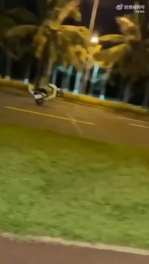 民眾拍到事發前,還有一群飆車仔飆車。(翻自微博)