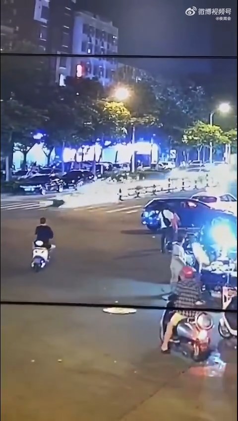 騎士發生事故瞬間,機車在高速下磨出火花。(翻自微博)