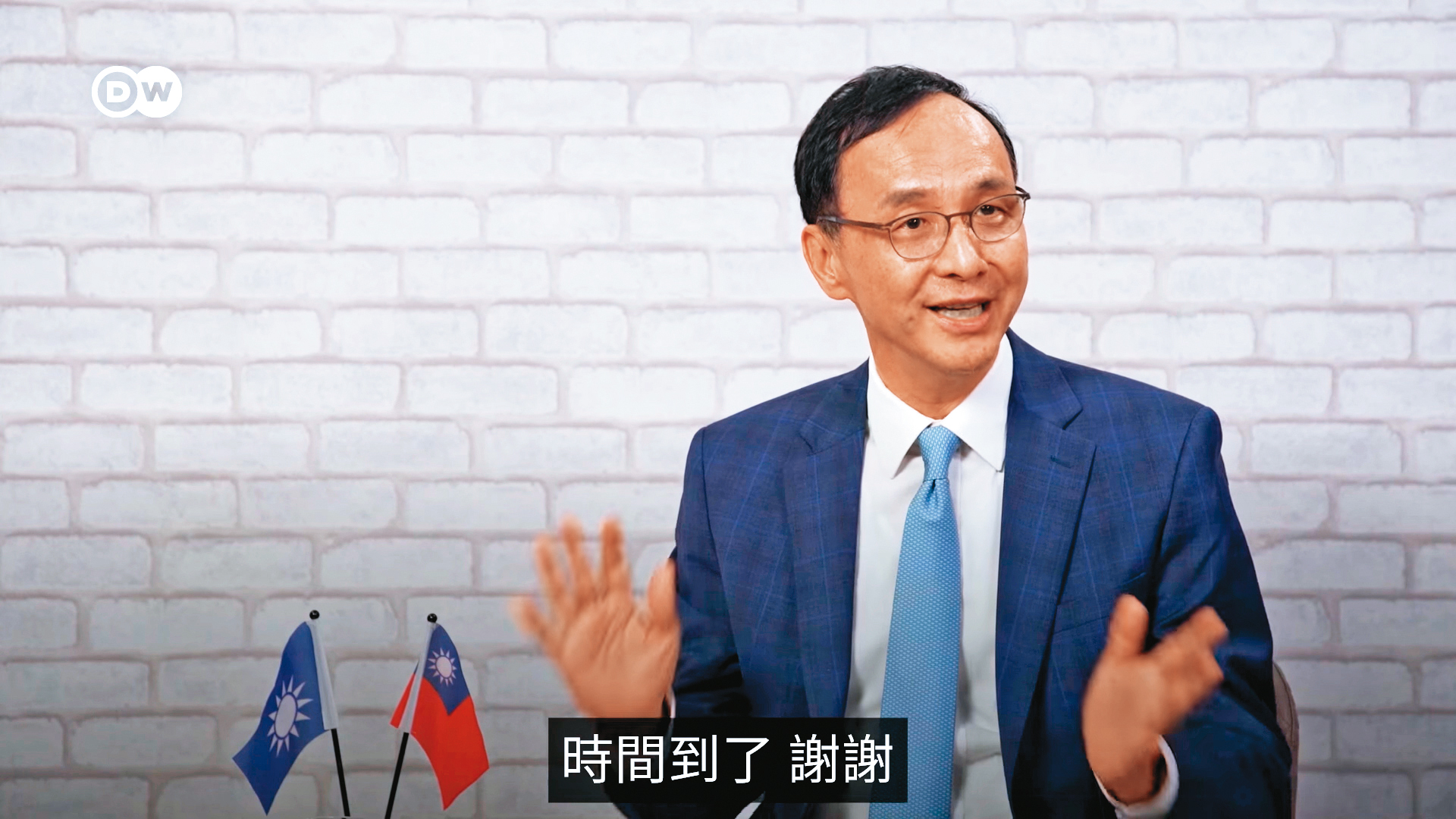 國民黨主席朱立倫認為國民黨的兩岸政策站得住腳，相信大多數的台灣人要維持現狀，不想戰爭，而國民黨應代表這些人，把戰爭的責任推給民進黨。（翻攝自德國之聲臉書）