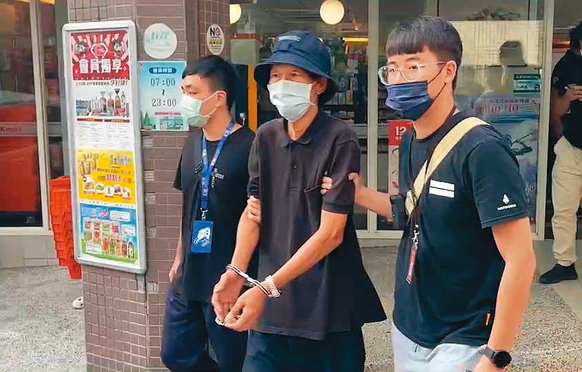 73歲的梁姓男子（中）被警方依殺人、毀損屍體等罪嫌移送法辦。（翻攝鏡新聞）