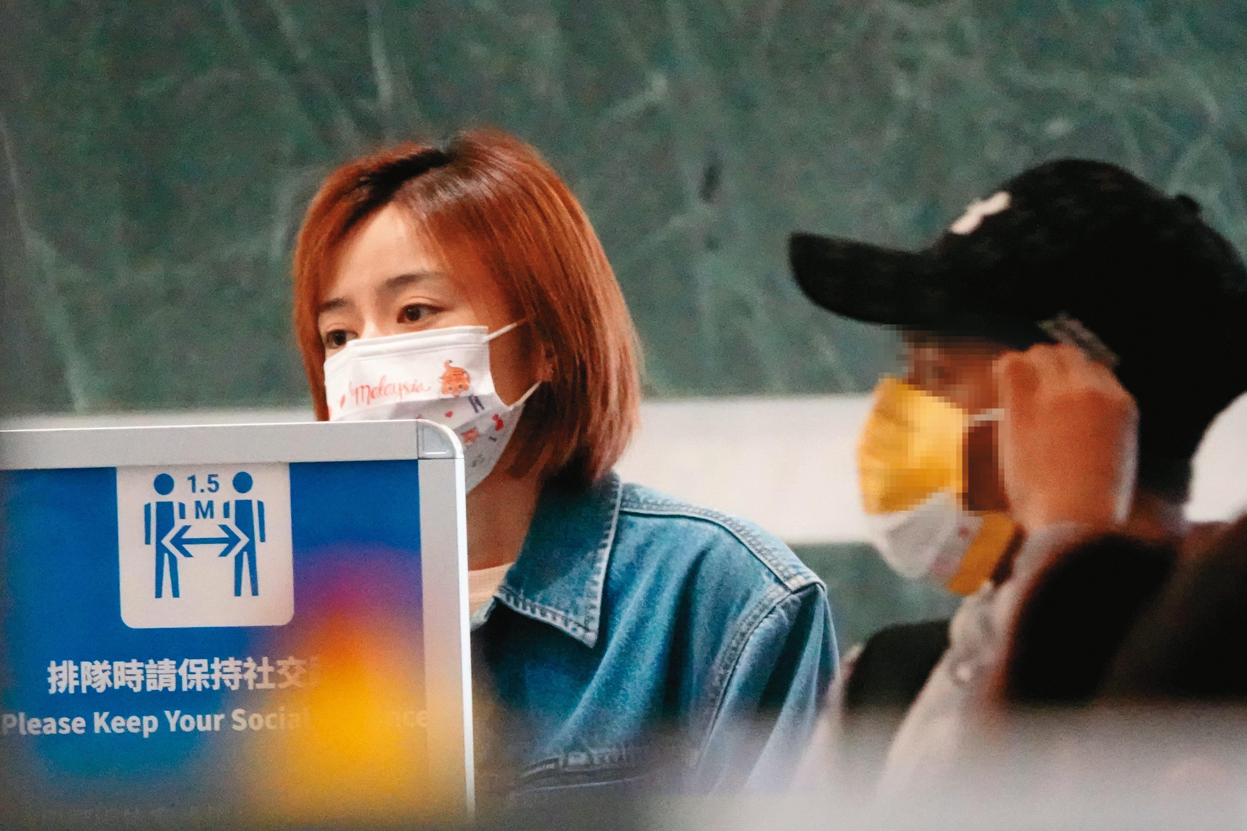 9月8日06：52，王瞳等待辦理登機 時表情木然。