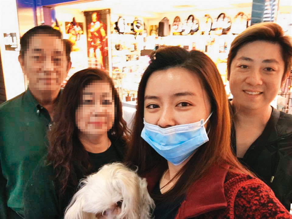 	王瞳（右二）曾陪艾成（右一）和家人出遊，如今雖與艾成天人永隔，但將在大馬和艾成爸媽相聚。（翻攝自蔡艾成臉書）