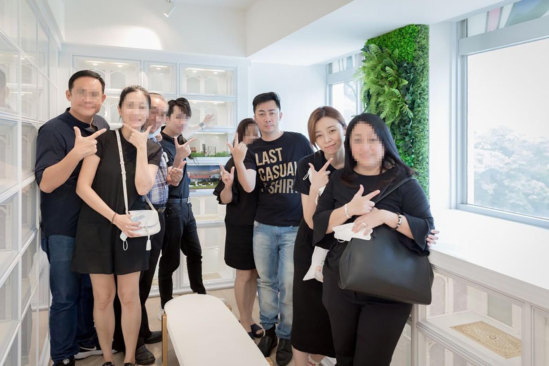 王瞳(右二)和艾成的家人到新北市三峽天品山莊,為他挑選長眠處。左二為艾成胞弟。(天品集團提供)