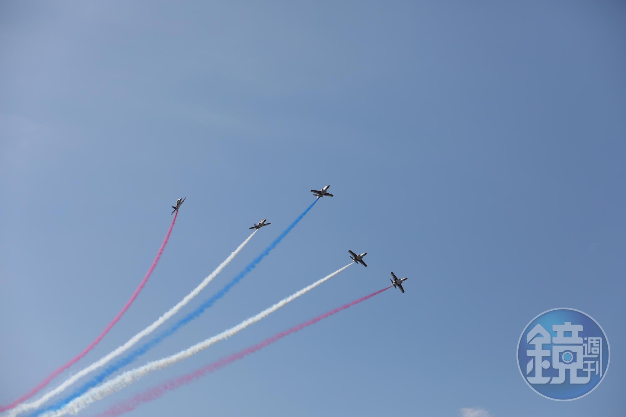 為了讓國慶空中操演順利進行，國防部13日、22日將進行空勘試航。圖為去年國慶雷虎小組。（本刊資料照）