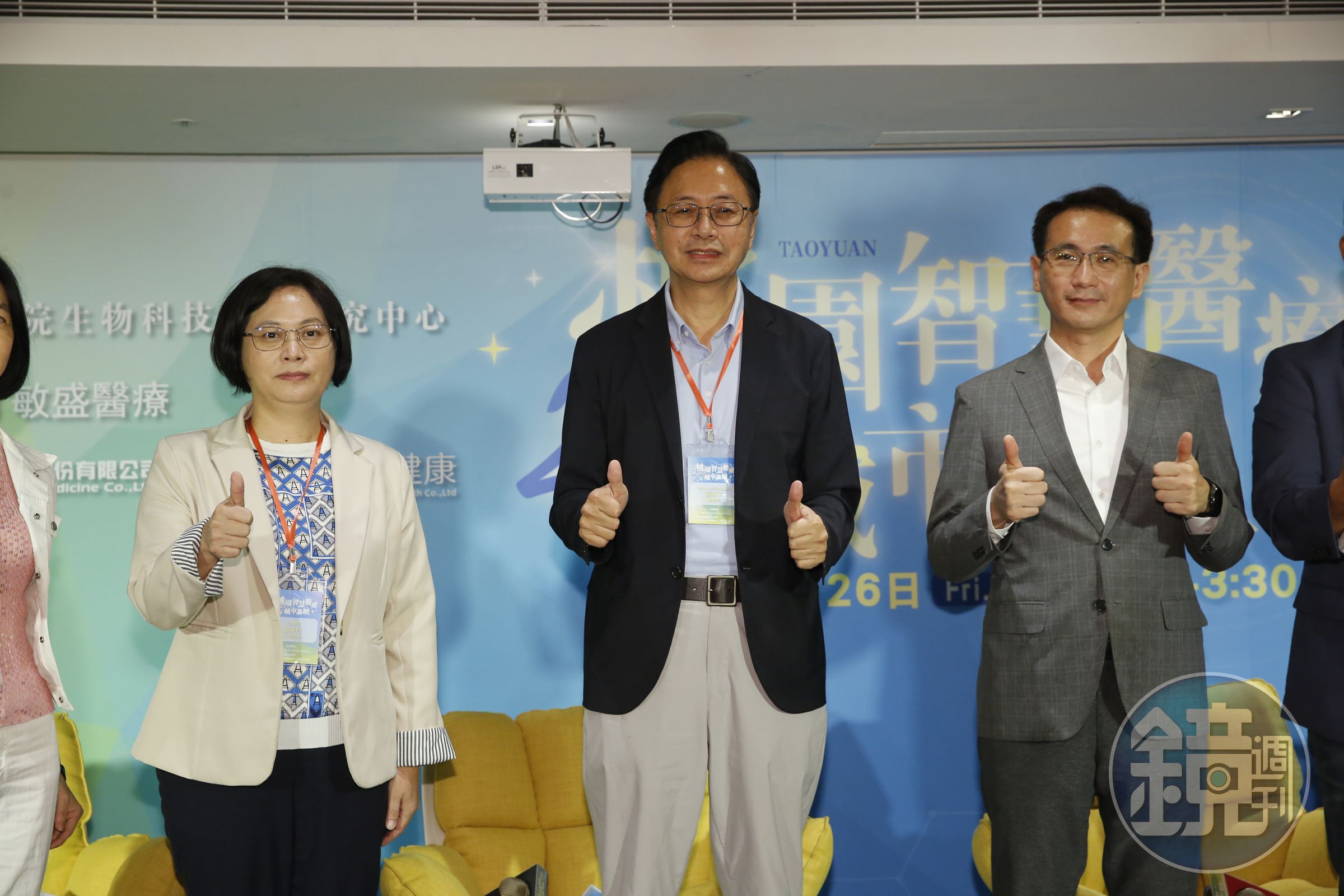 國民黨桃園市長參選人張善政（中）被爆出抄襲爭議，民眾黨參選人賴香伶（左）對於他所謂的保密條款不以為然，民進黨參選人鄭運鵬（右）也呼籲別再胡說八道。（本刊資料照）