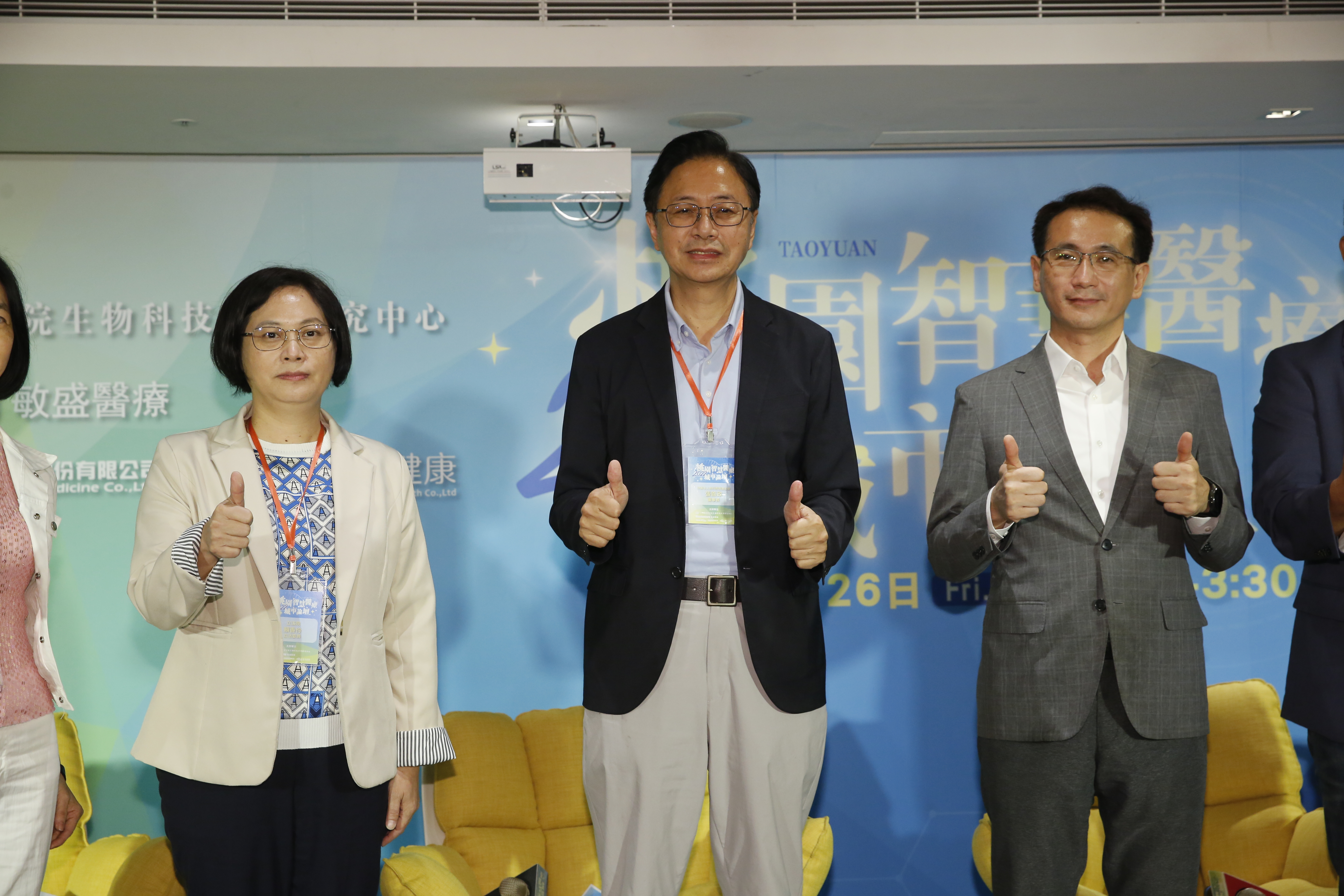 國民黨桃園市長參選人張善政（中）被爆出抄襲爭議，民眾黨參選人賴香伶（左）對於他所謂的保密條款不以為然，民進黨參選人鄭運鵬（右）也呼籲別再胡說八道。（本刊資料照）