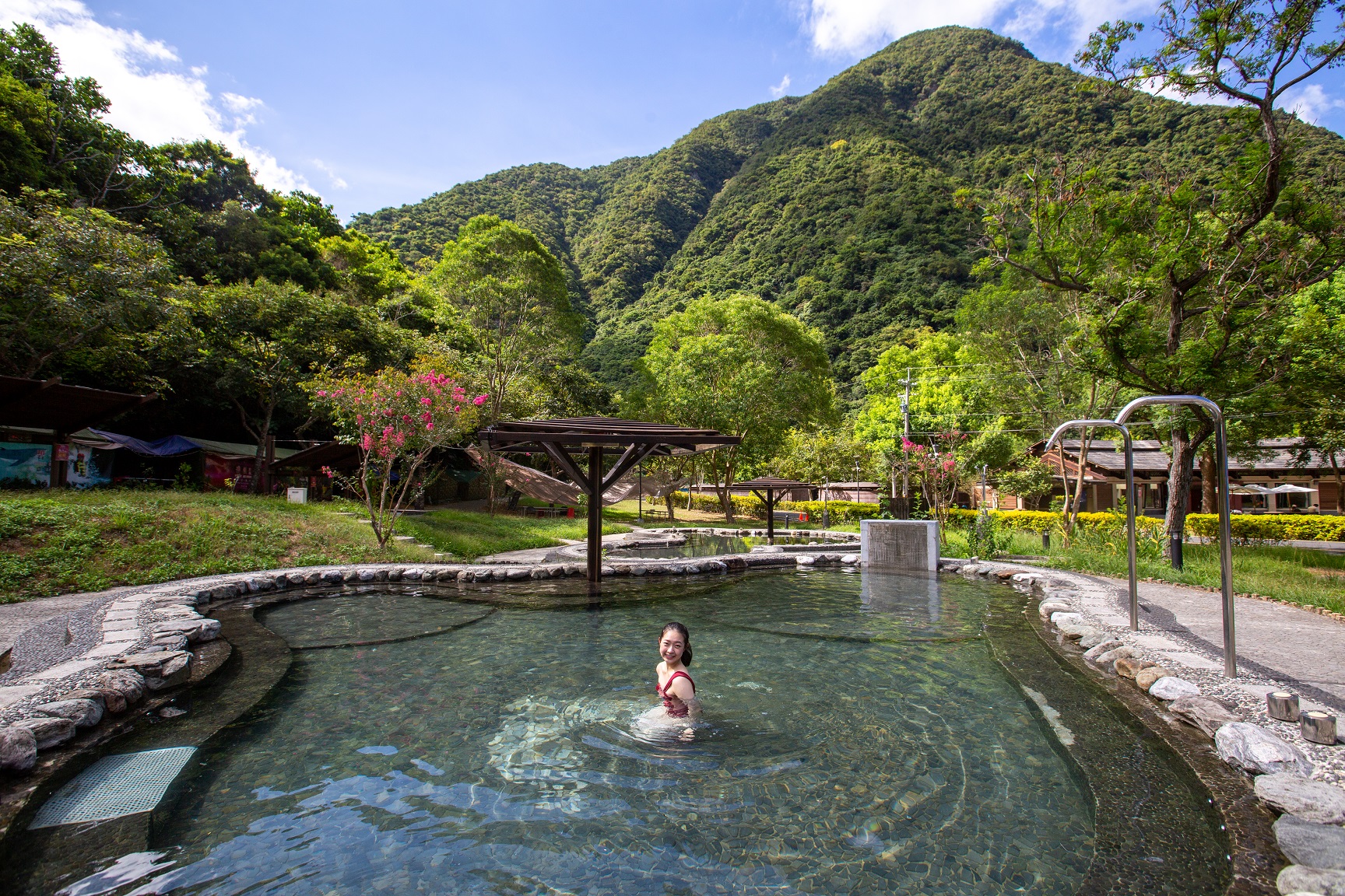 碧候溫泉有戶外SPA池風光明媚,可享受山林依傍。