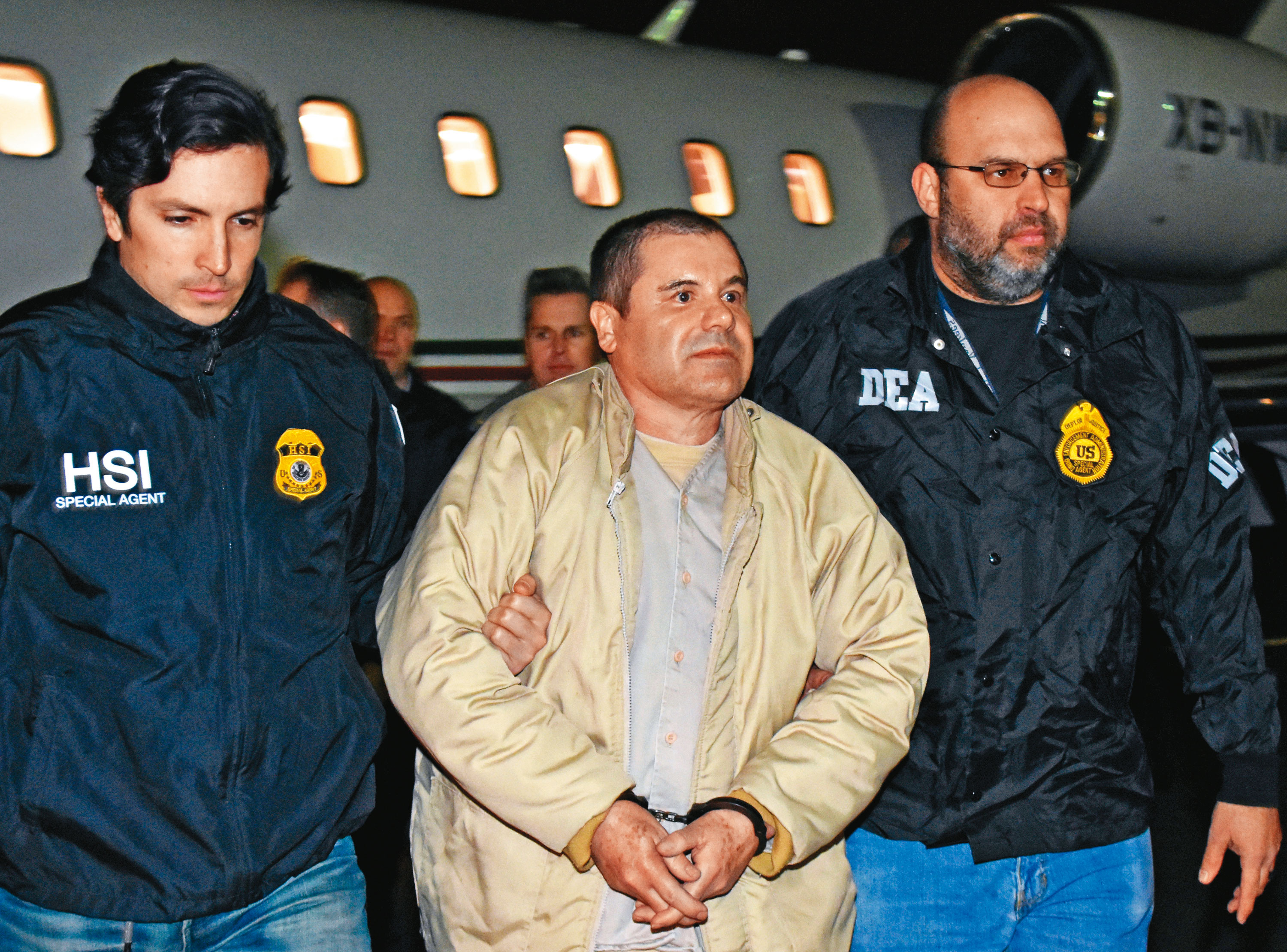 墨西哥大毒梟古茲曼（中）在2019年被美國紐約法院宣判終身監禁，聯邦檢察官正在追繳126億美元販毒所得。（達志影像）