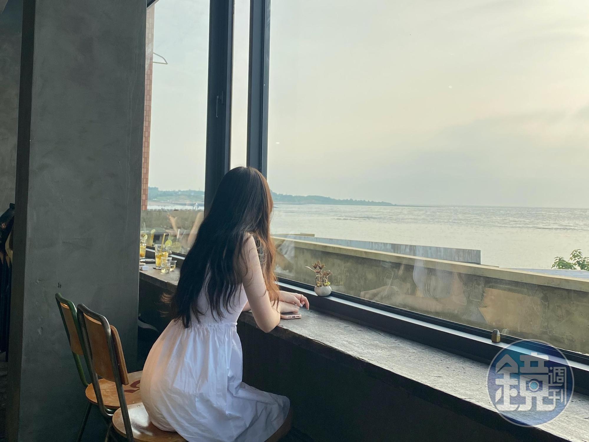 「我們在海邊」位於北海岸三芝，能坐在海景第一排眺望淺水灣美景。