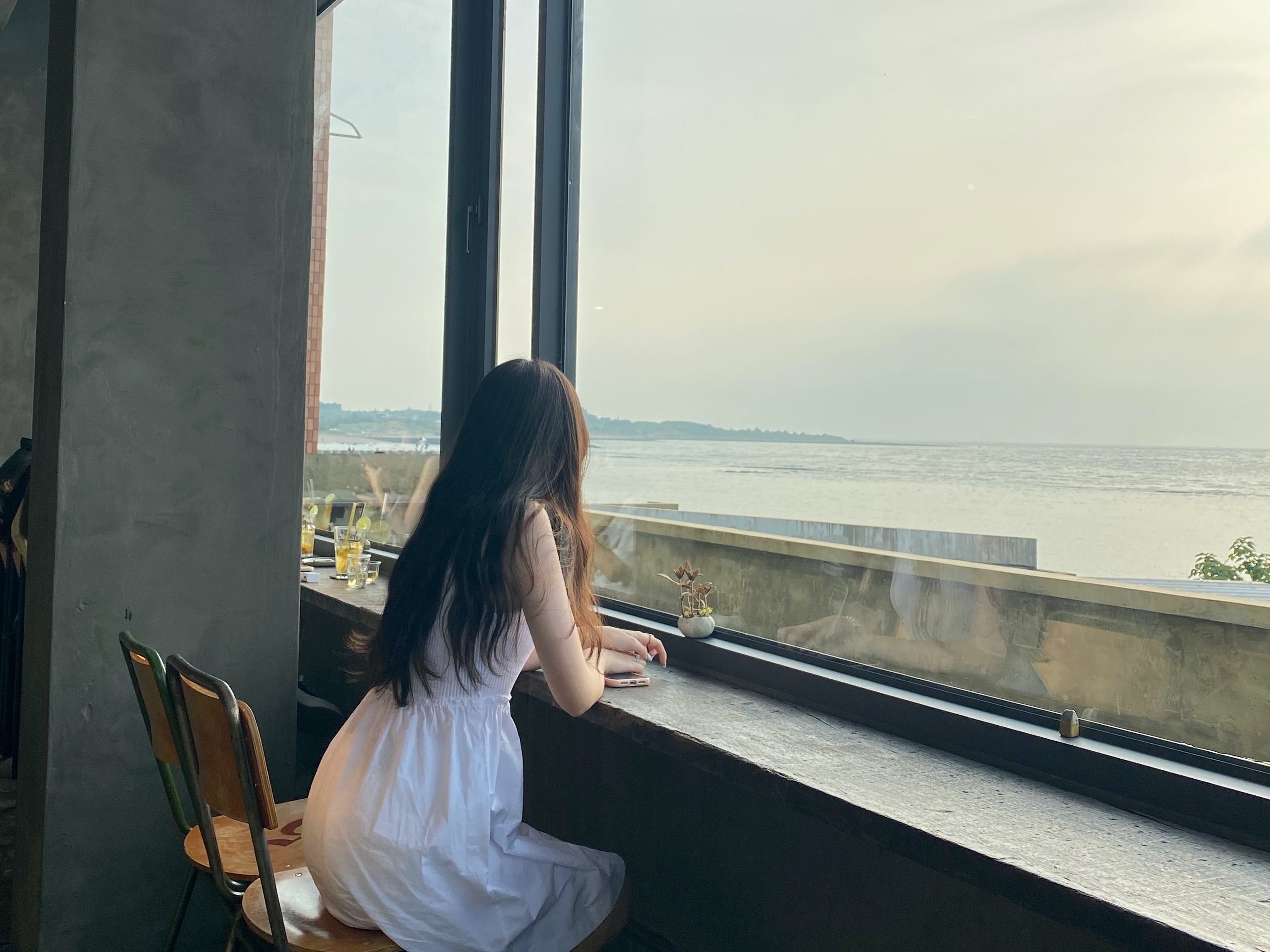 「我們在海邊」位於北海岸三芝，能坐在海景第一排眺望淺水灣美景。