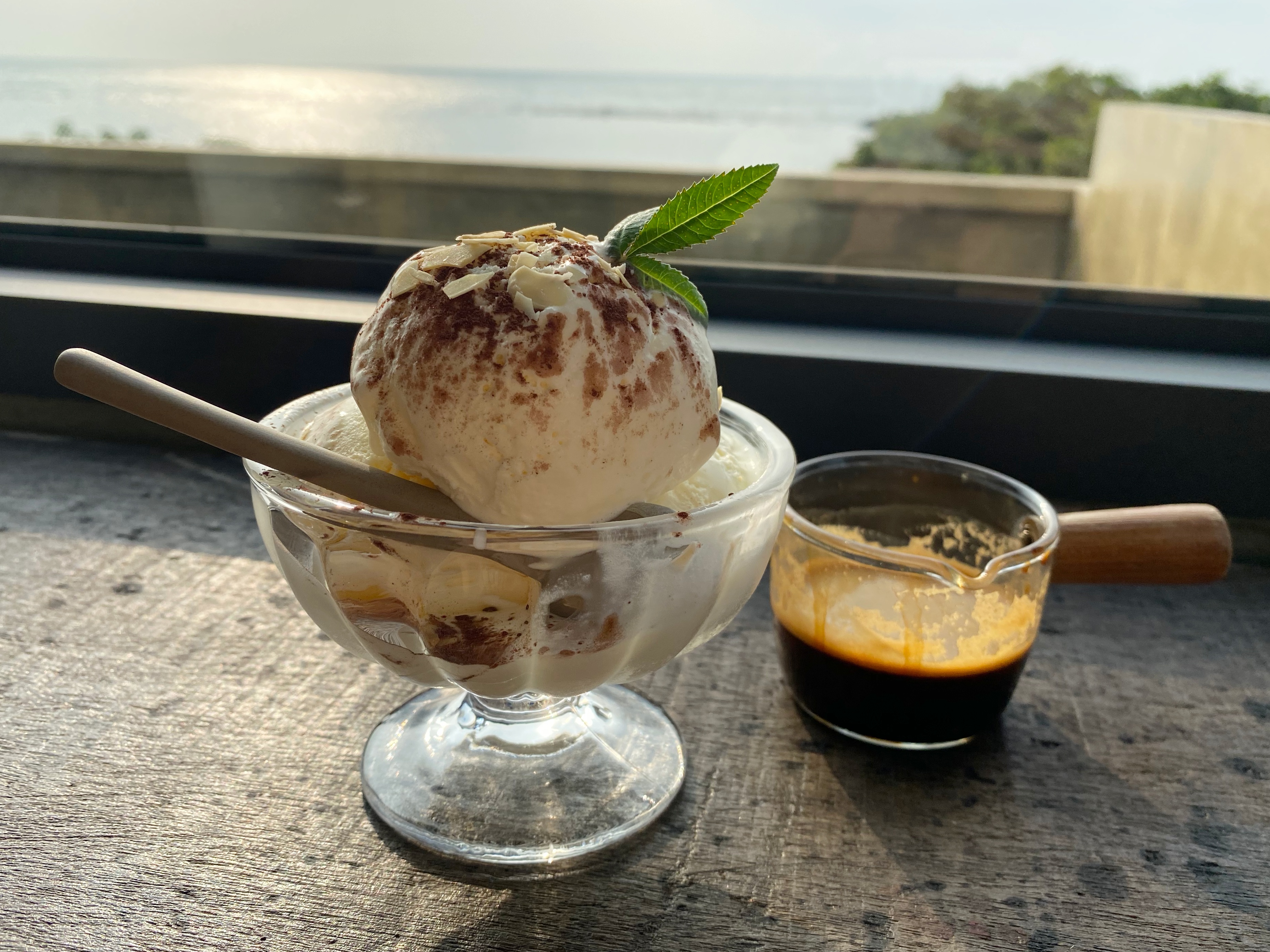 經典義式甜點「Affogato」香草冰淇淋再淋上濃縮黑咖啡，微苦大人味。