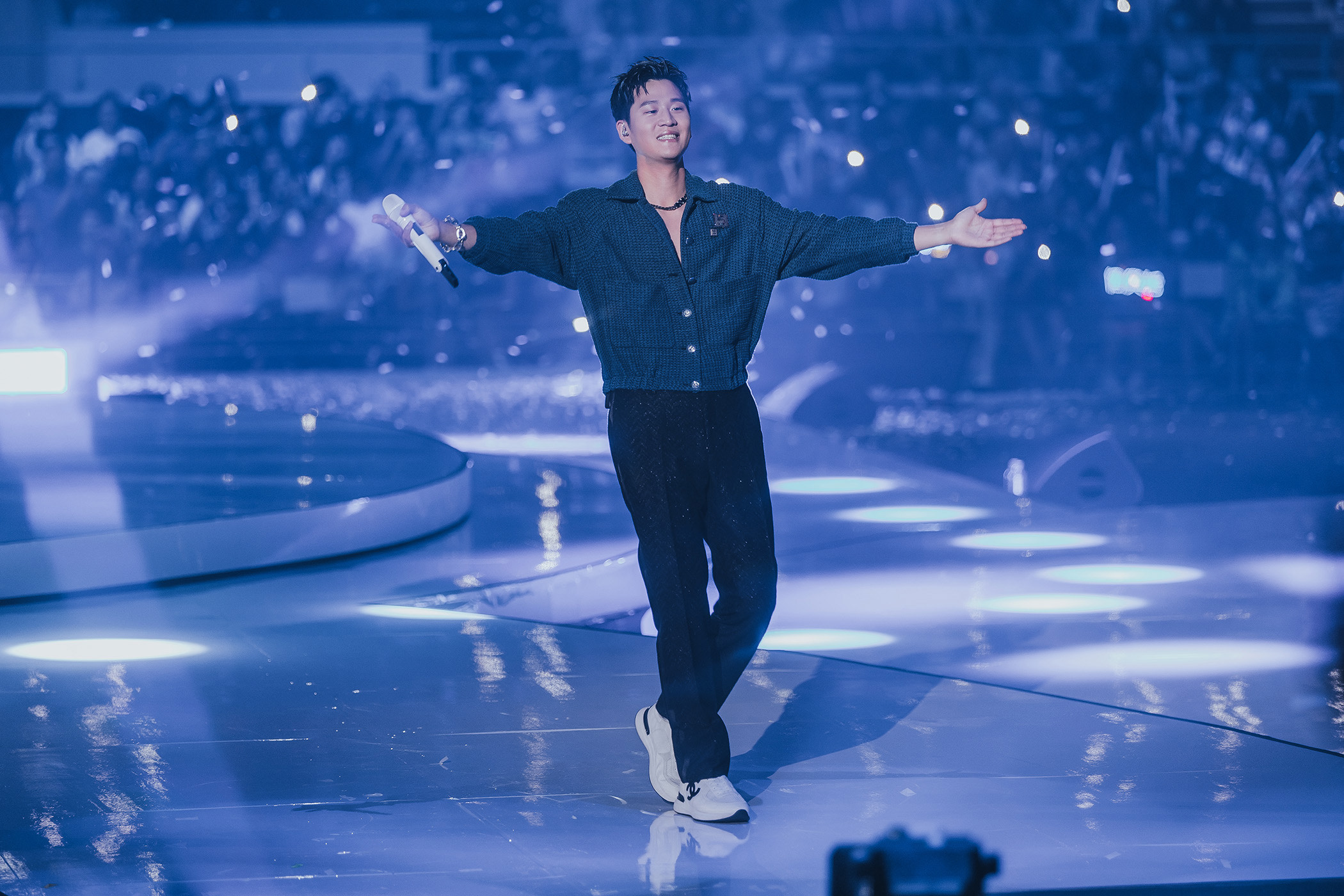 周興哲挑戰四面舞台，玩遊戲變人體陀螺。（星空飛騰）