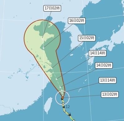 梅花今日預計繼續緩慢北上,晚起轉北北西、逐漸加速,撲向長江口。(翻攝「三立準氣象· 老大洩天機」專欄)
