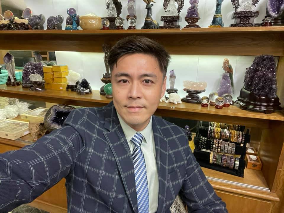 劉至翰兩年前直播銷售天然水晶礦石。（劉至翰提供）