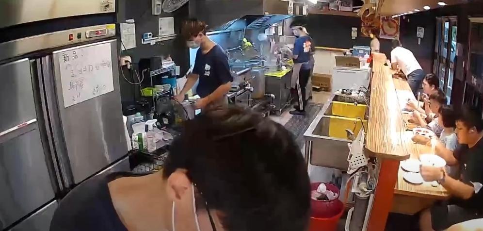 奧客指控拉麵店送錯餐點,業者直接拿收音超清楚的監視器畫面打臉。(翻攝自Yulin Chen YouTube頻道)
