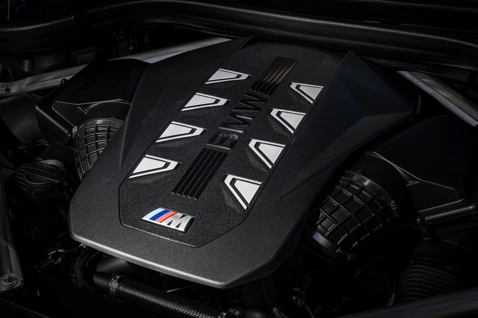  BMW X7 M60i xDrive搭載4.4升BMW M TwinPower Turbo V型8汽缸汽油引擎，可於5,500rpm時爆發530匹最大馬力，750牛頓米的最大扭力則於1,800rpm時即可湧現，結合可額外增添12匹馬力的全新48V高效複合動力科技，百公里加速僅需4.7秒就能完成。