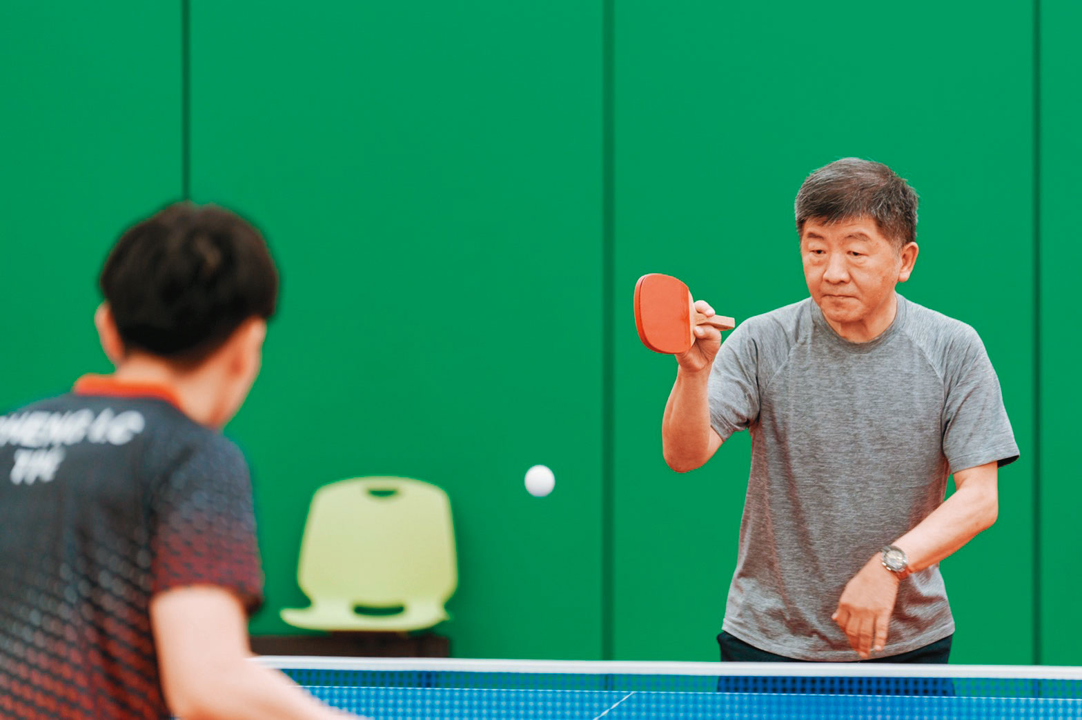 陳時中(右)日前與東京奧運混雙銅牌選手鄭怡靜(左)對打桌球。(翻攝陳時中臉書)