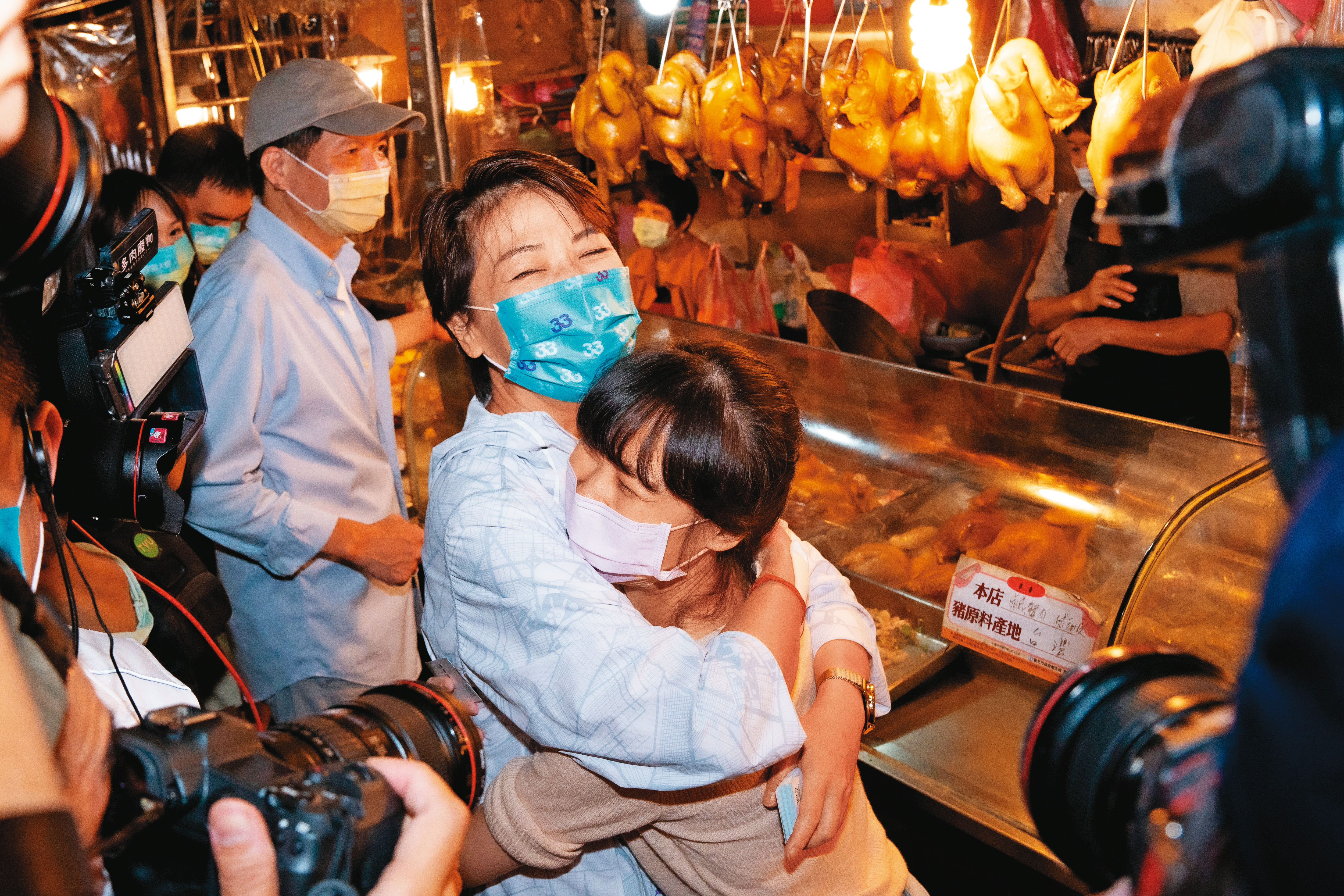 陳時中認為黃珊珊（左）當過多年議員，又做3年副市長，宏觀的規劃能力仍顯不足。（黃珊珊競辦提供）