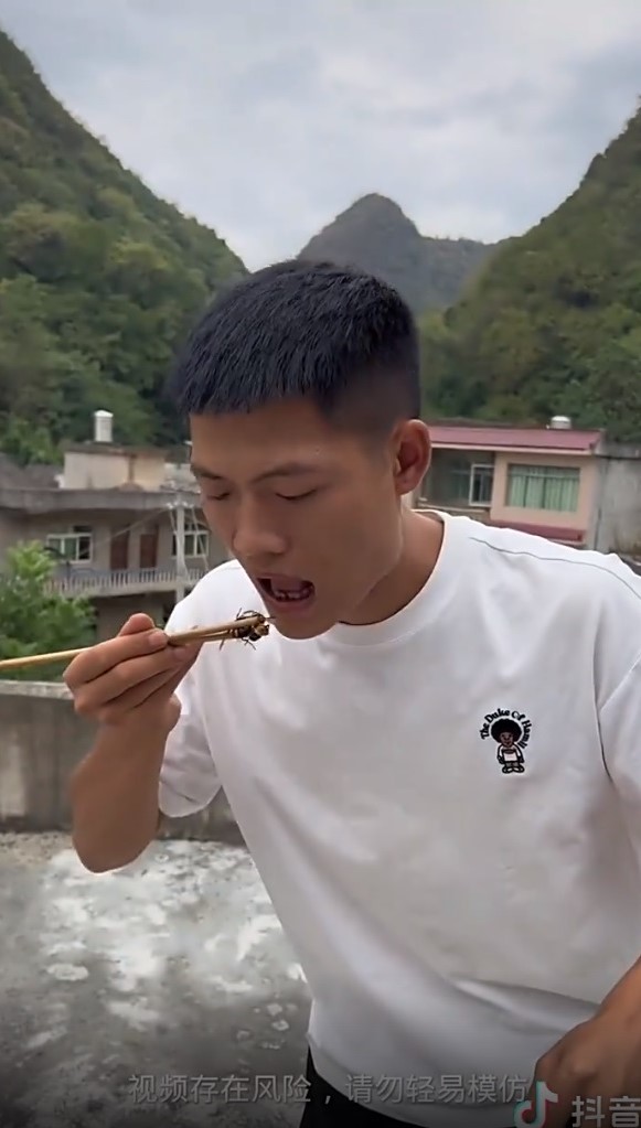 王燦要吃下虎頭蜂前還猶豫了一下。（翻攝自抖音）