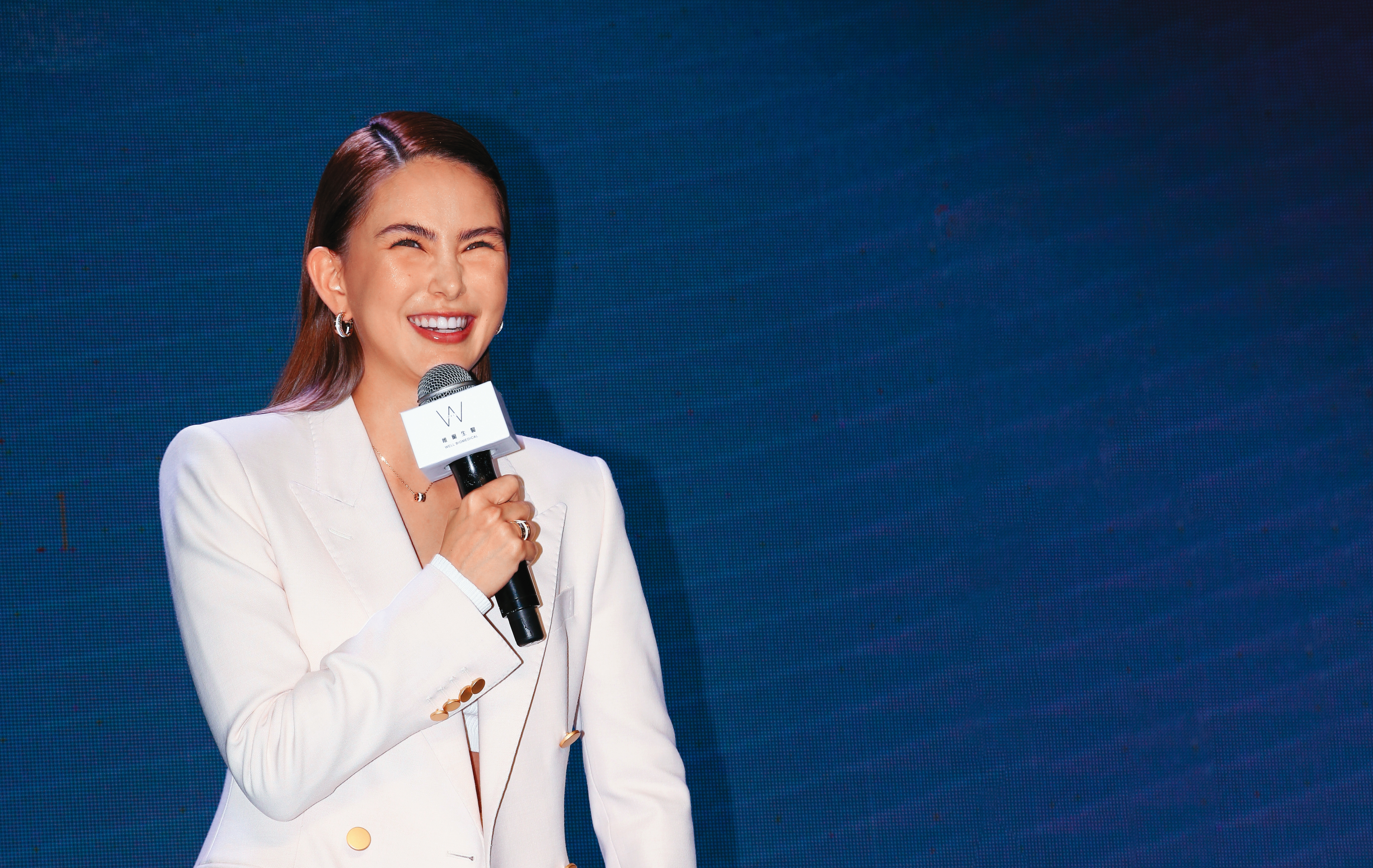 昆凌不只成為三寶媽，還當了星媽，臉上堆滿笑容快笑死，這才叫真奢侈。