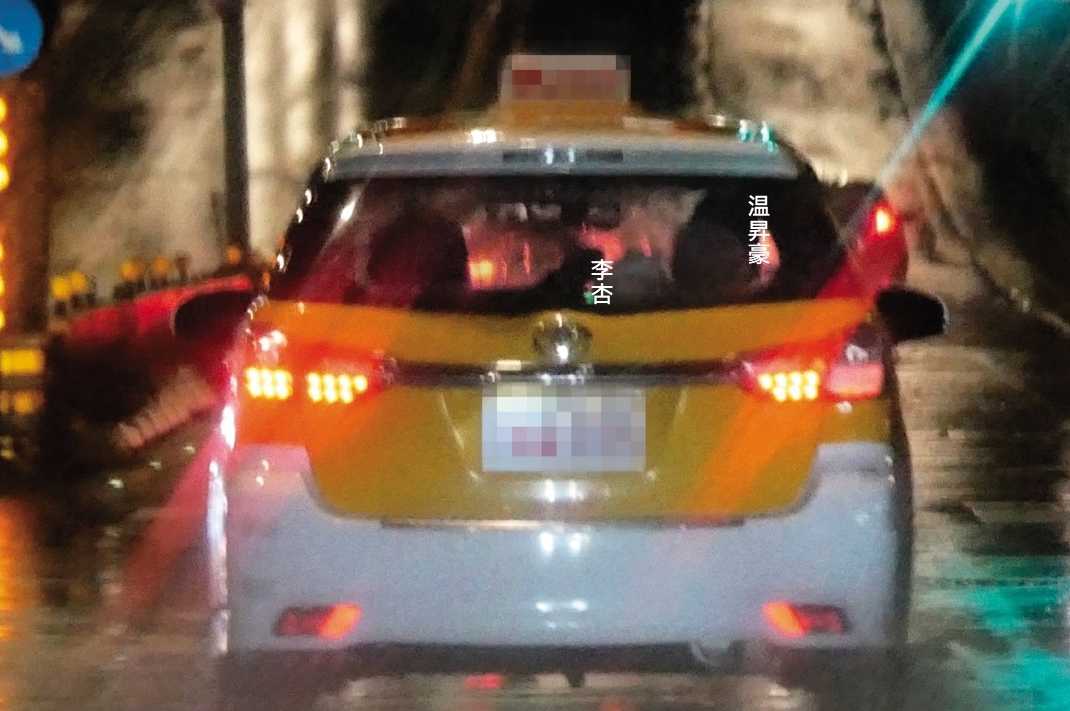 01：01 本刊目擊戴著白帽子的李杏，甚至把頭還靠向温昇豪，關係升温到某個高點。