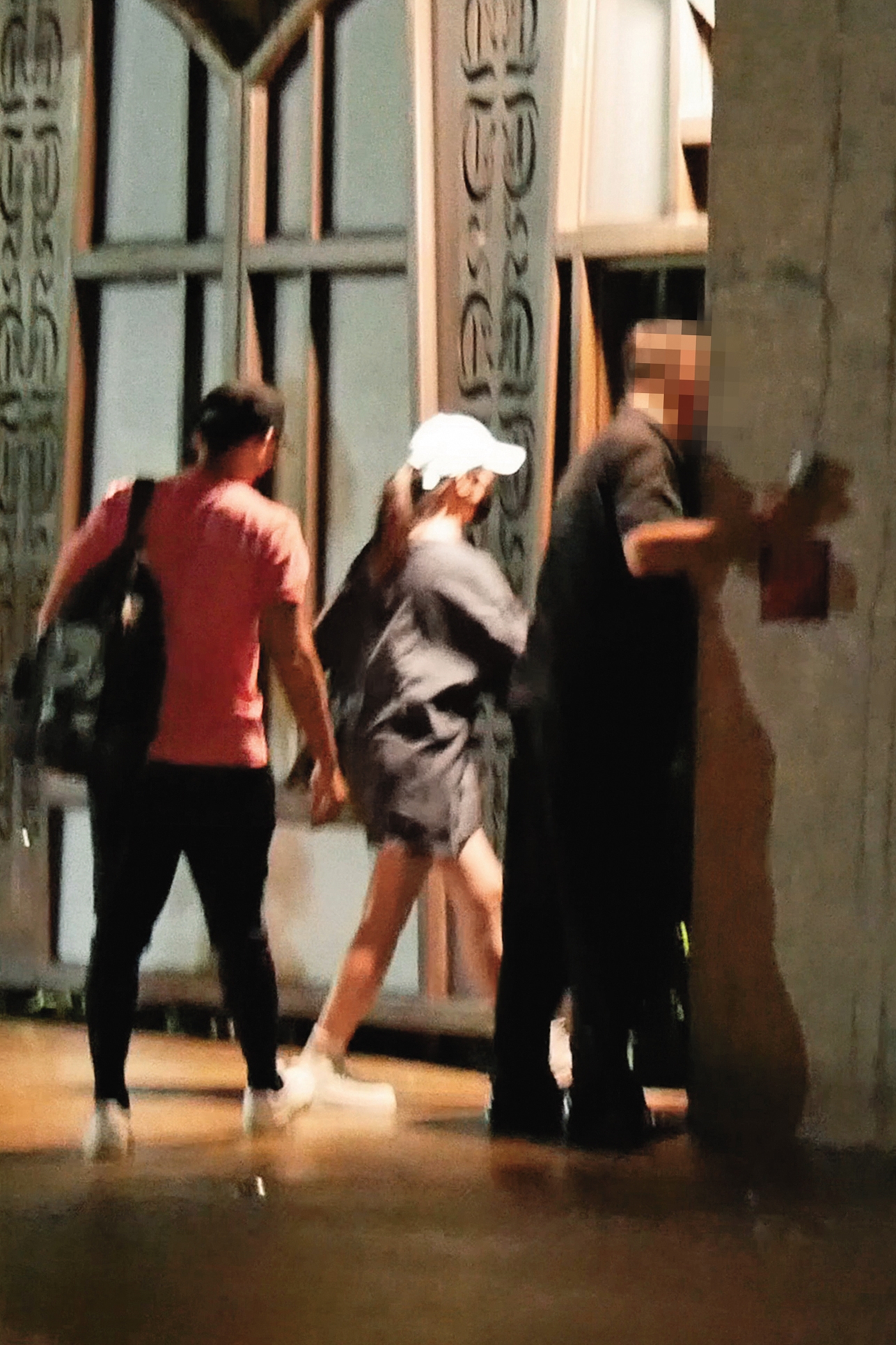 01：04 温昇豪與小他6歲的李杏快閃進了女子家中，成為之間假戲真曖昧的最重要畫面。