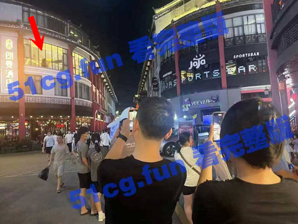 浪漫中秋夜？情侶無遮蔽在飯店貼窗活春宮，全城鄉民聚眾圍觀。（翻自《51吃瓜網》）