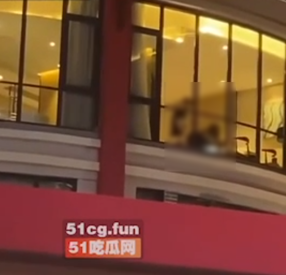 男女直接在窗邊活春宮。(翻自《51吃瓜網》)