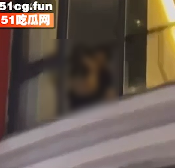 男女甚至貼窗,變換性姿勢。(翻自《51吃瓜網》)