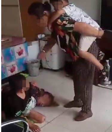 媽媽趕來先不救阿嬤，而是拿藤條打男童。（翻自推特）