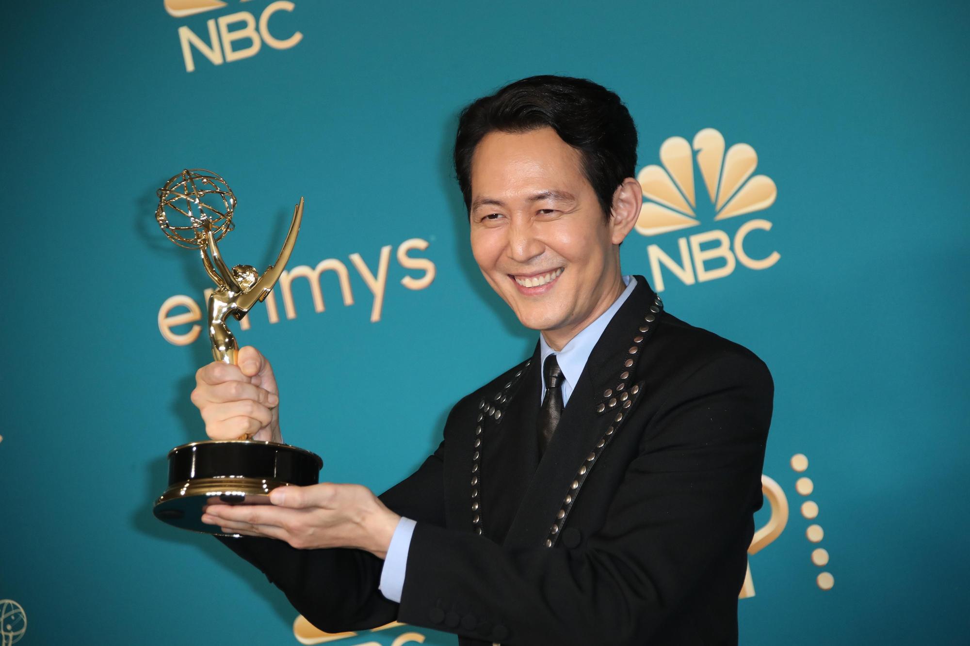 李政宰成為史上第一位,非英語發音演出拿下艾美獎戲劇類男主角的第一人。(東方IC)