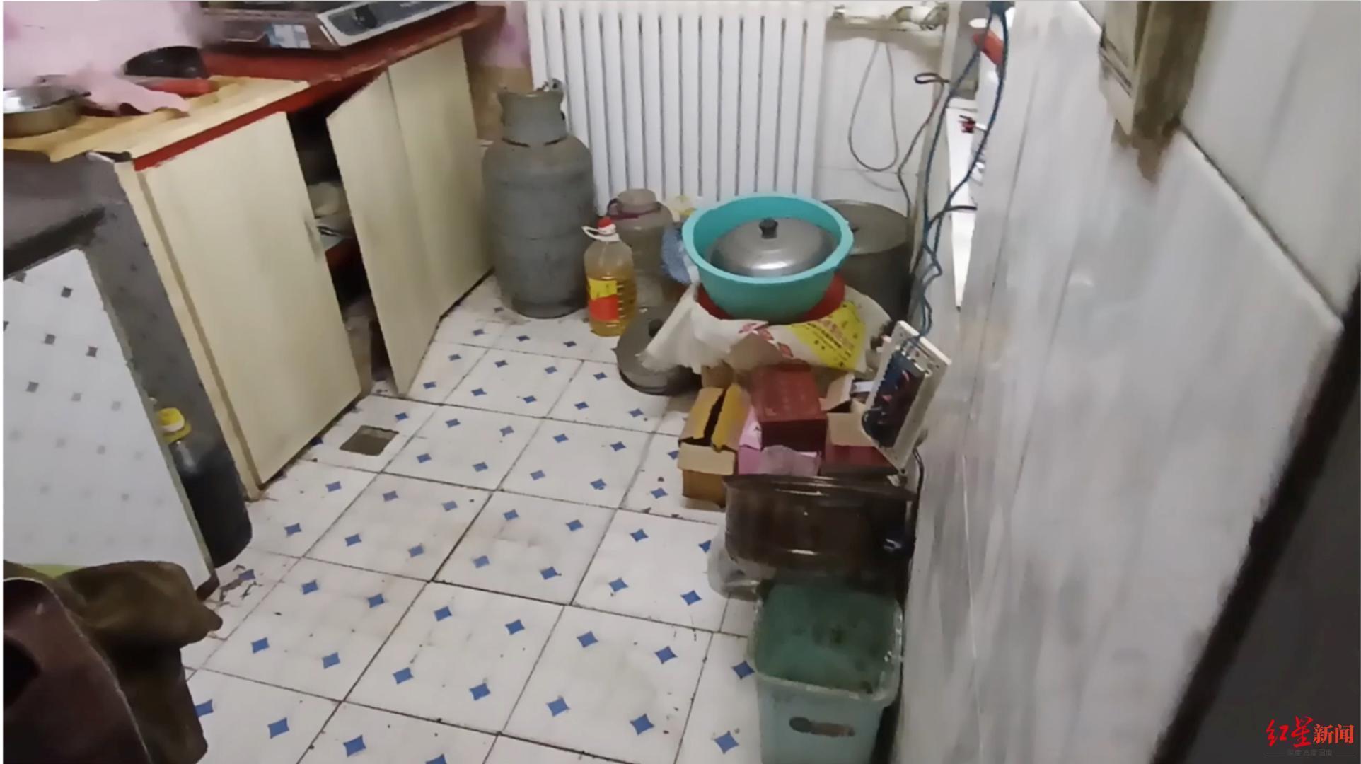 小雲在住家廁所內產下一子,隨後將其殺害。(翻攝自紅星新聞)