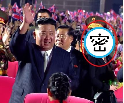 金正恩又有新妹子！神秘女陪侍左右，與「女帝」金與正、緋聞女友同框。（翻自《朝鮮日報》）
