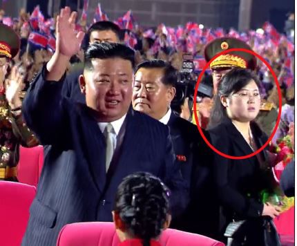 金正恩身邊多了名新妹子。（翻自《朝鮮日報》）