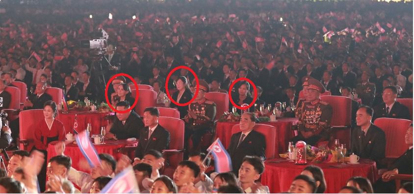 新人(中)還和金與正(左)及玄松月同框。（翻自《朝鮮日報》）