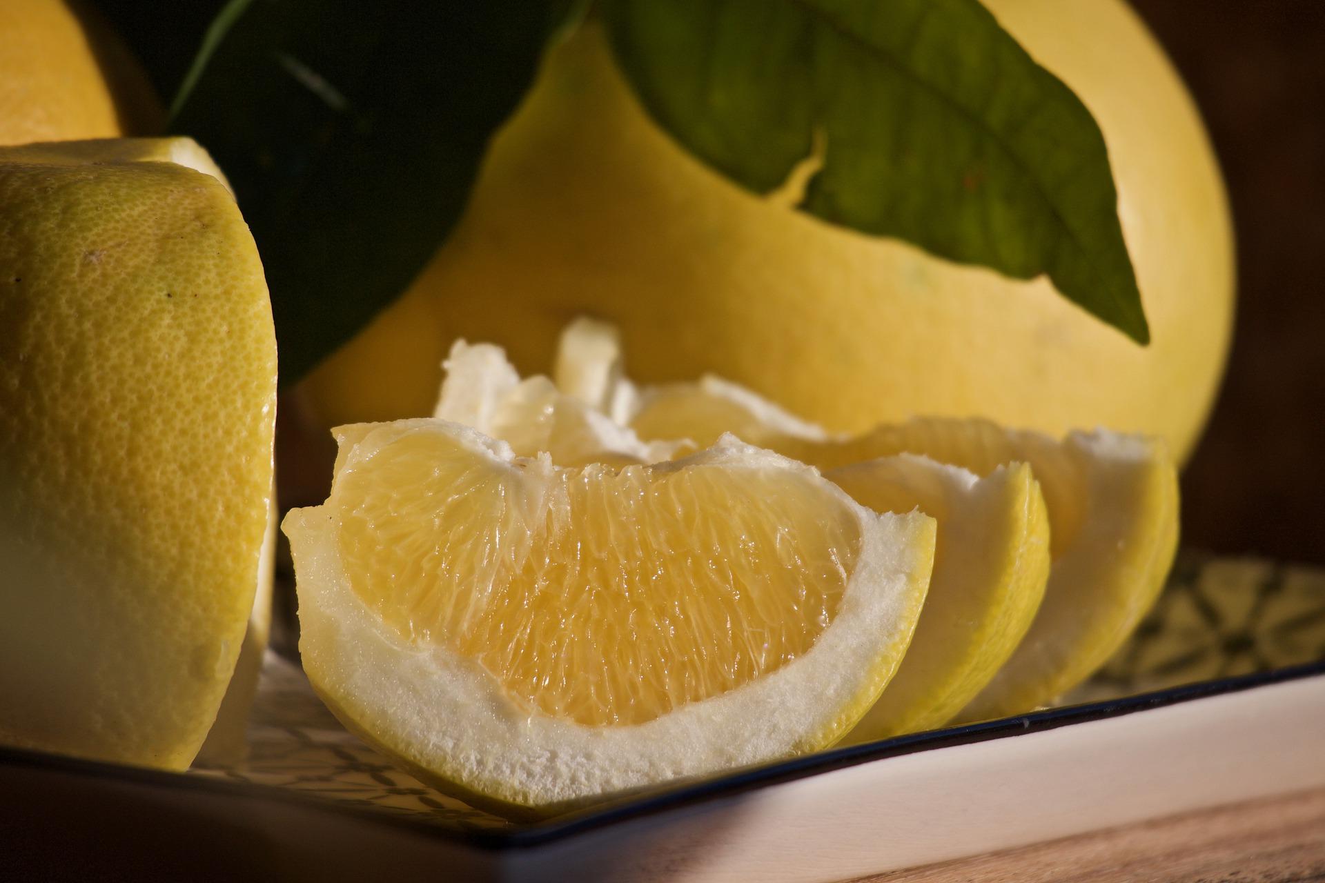 女網友泣訴自己到男友家後，像奴隸一樣不斷幫對方家剝柚子、服務客人。（示意圖，翻攝自Pixabay）