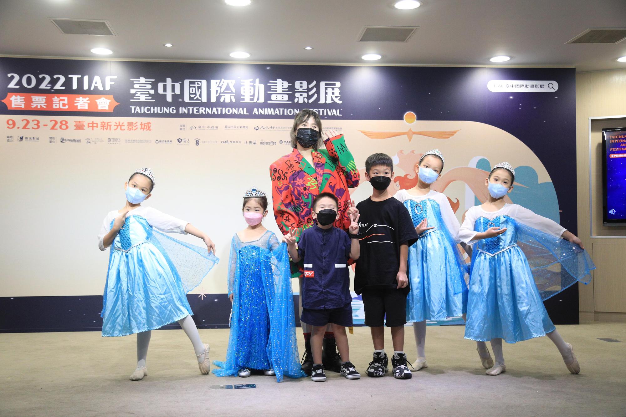影展年度代言人黃小柔帶三個小孩一同參與記者會,並與兒童舞蹈團合照。
