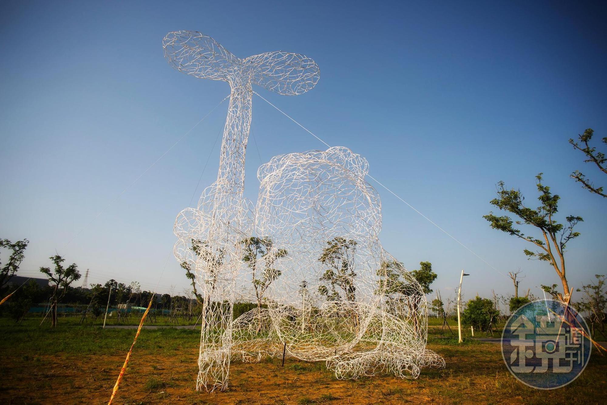 作品《蛙尬藝來做伙》以桃園的野生物種翡翠樹蛙為主題,具穿透性之白色鐵條紋理 如同空氣中的泡泡,融合於周遭景色也營造超現實的畫面感。