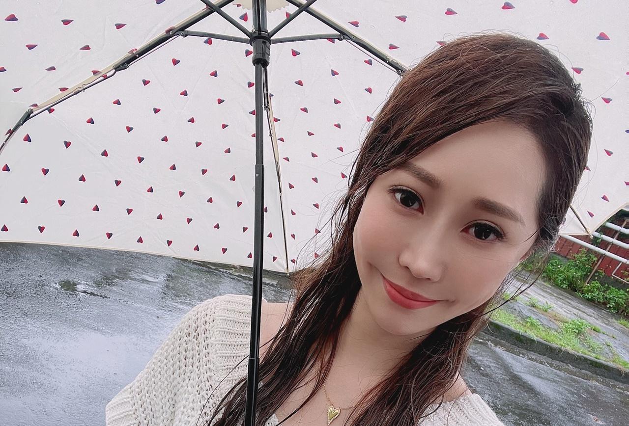 黃露瑤加入劇組《美麗人生 重返榮耀》,近日颱風天拍戲讓她一身濕身,她心中默默企盼下次在劇中可以美美現身。(台視提供)