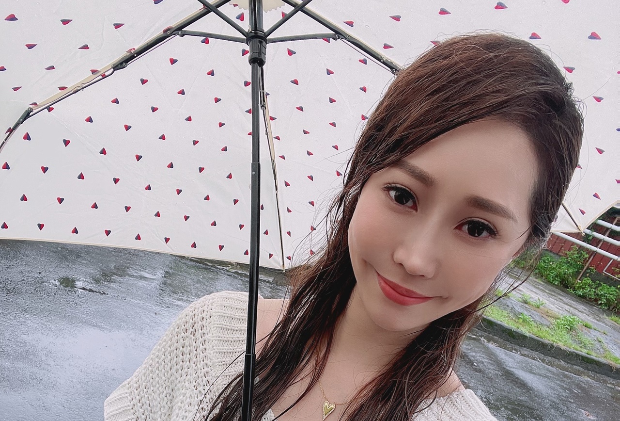 黃露瑤加入劇組《美麗人生 重返榮耀》,近日颱風天拍戲讓她一身濕身,她心中默默企盼下次在劇中可以美美現身。(台視提供)